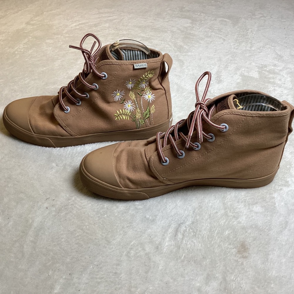 Bangs Shoes Tan Canvas High Top Sneakers Embroidered Daisy Floral Women's 8.5